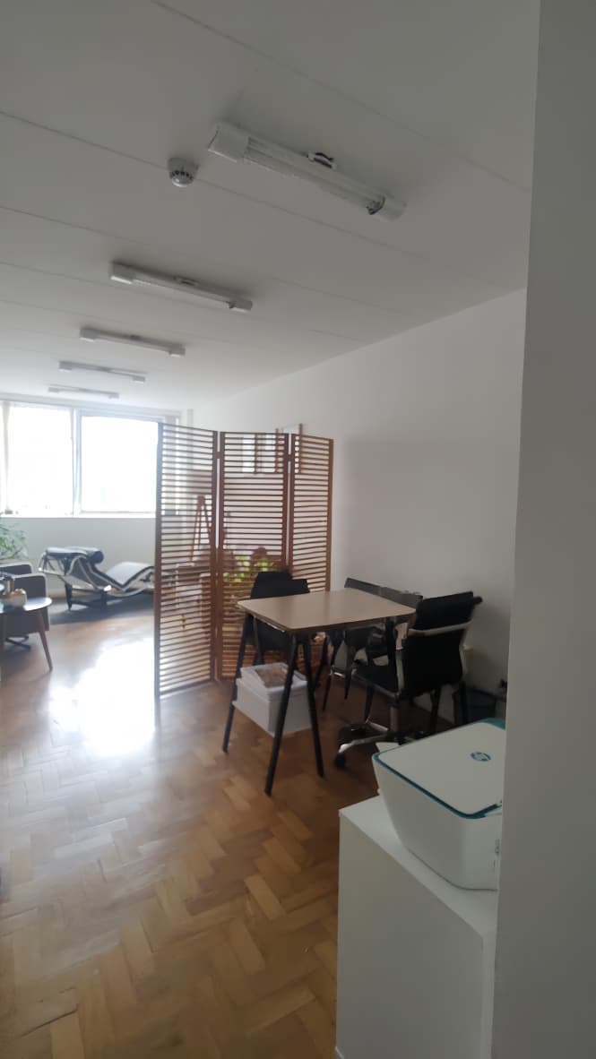 Consultório antes - Estante desorganizada